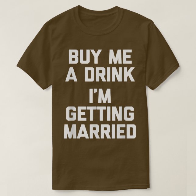 Camiseta Compra Una Bebida. Estoy Consiguiendo Matrimonio. (Diseño del anverso)