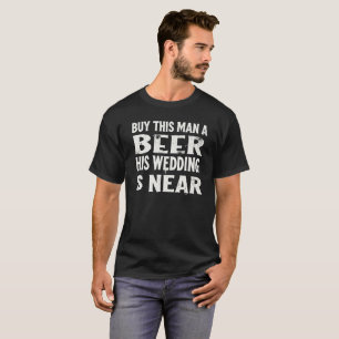 Camiseta Compra una cerveza a este hombre su boda está cerc