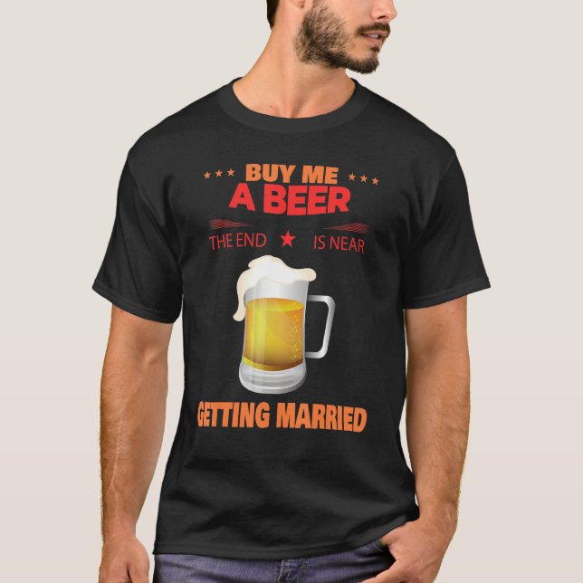 Camiseta Compra Una Cerveza Casándose Con Humor Sarcástico (Anverso)