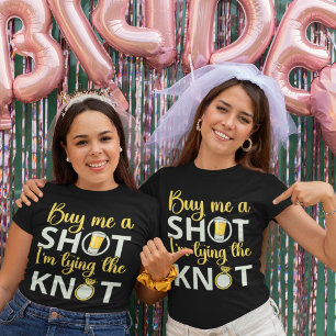 Camiseta Comprame un Trago estoy atando al Novio Graciosa