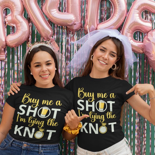 Camiseta Comprame un Trago estoy atando al Novio Graciosa (Subido por el creador)