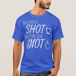 Camiseta Cómprame un trago estoy atando el nudo Bodas Solte
