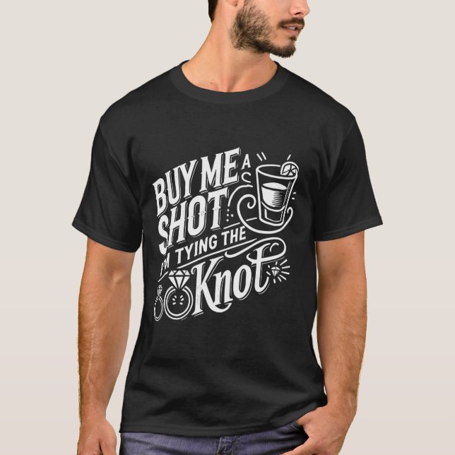 Camiseta Cómprame un trago, estoy atando el nudo, soltero d (Anverso)