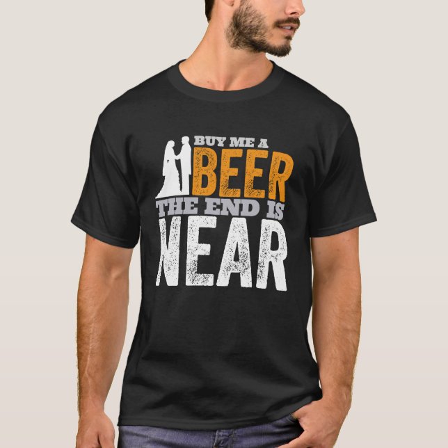 Camiseta Cómprame Una Cerveza El Fin Está A Punto De Casars (Anverso)