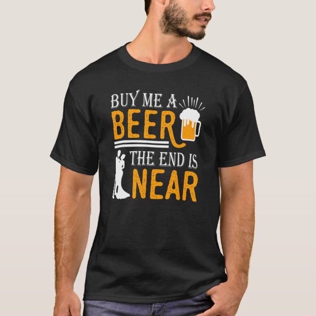 Camiseta Cómprame Una Cerveza El Fin Está Cerca Del Bachill (Anverso)