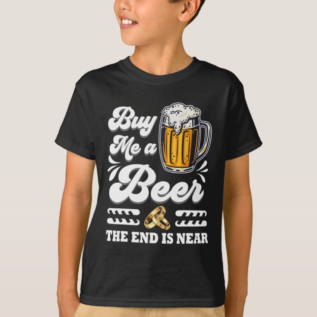 Camiseta Cómprame Una Cerveza El Fin Está Cerca Del Matrimo (Anverso)