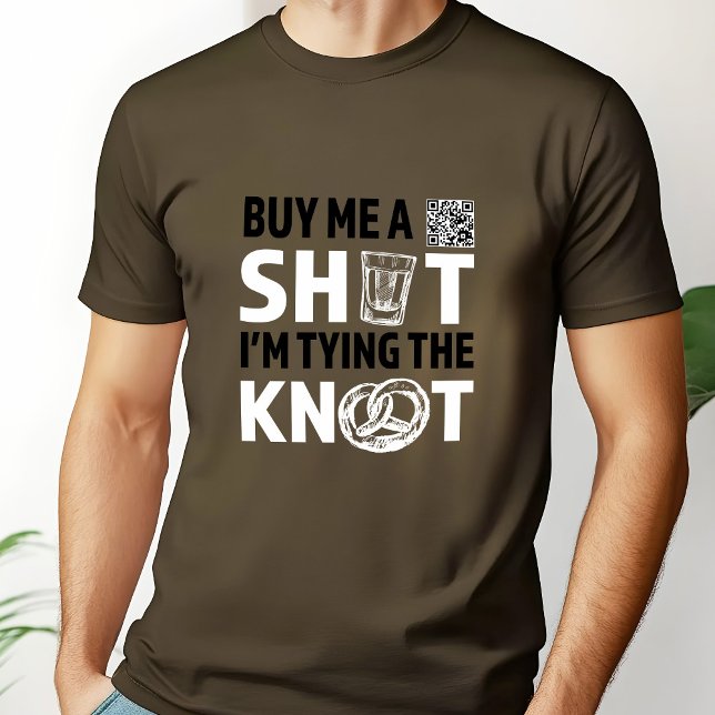 Camiseta Cómprame una foto que estoy atando a la fiesta del (Buy me a Shot I'm Tying the Knot QR Code Bachelor Party T-shirt.)