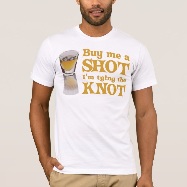 Camiseta Cómprame una foto que estoy atando el nudo (Anverso)
