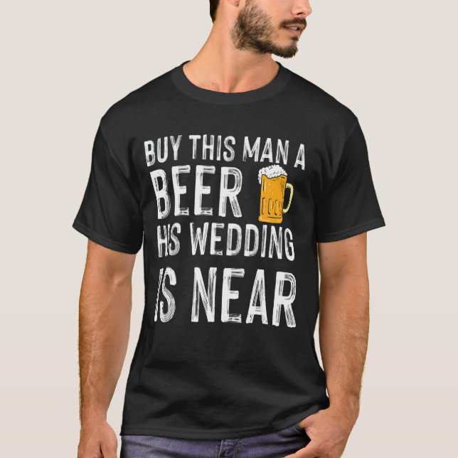 Camiseta Comprar una cerveza a este hombre su boda está cer (Anverso)