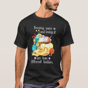 Camiseta Comprar Yarn Y Usarlo Son Dos Hobbies Diferentes