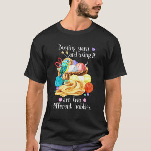 Camiseta Comprar Yarn Y Usarlo Son Dos Hobbies Diferentes