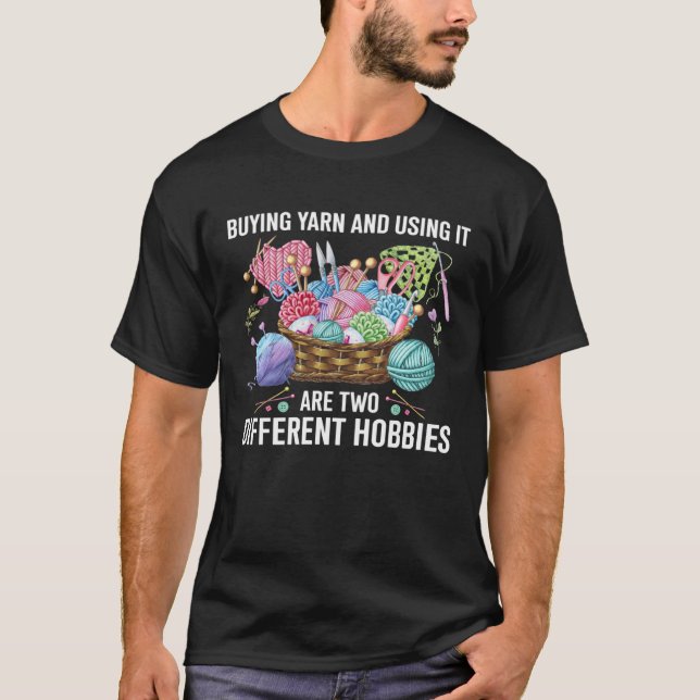 Camiseta Comprar Yarn Y Usarlo Son Dos Hobbies Diferentes (Anverso)