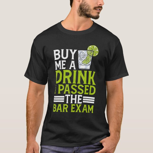 Camiseta Comprarme Una Bebida, Pasé El Examen Del Bar — (Anverso)