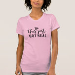 Camiseta Comprometido Esto Recién Tiene Un Ring De Compromi<br><div class="desc">Engaged This Just Got Real Engagement Ring T - Camisa con tipografía de escritura moderna y un anillo de compromiso. Mostrado en negro y rosa rubor. Puede cambiar el color del texto a cualquier color que desee y también puede elegir el color de una camiseta de los colores disponibles para...</div>