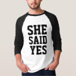 Camiseta Compromiso que dijo que sí<br><div class="desc">Forma divertida y original de anunciar a su boda. Camiseta boda de pareja. Establecer x2 . Ella / él preguntó,  él / ella dijo que sí. colección de bodas. Atrás: fecha de edición</div>