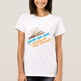 Camiseta Compruébeme que elaboro en la biblioteca