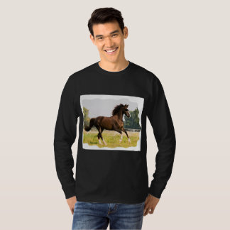 Camiseta con caballo que lleva gafas de sol