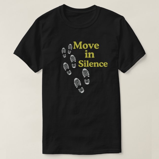 Camiseta con cita Move in Silence y huellas mínima (Diseño del anverso)