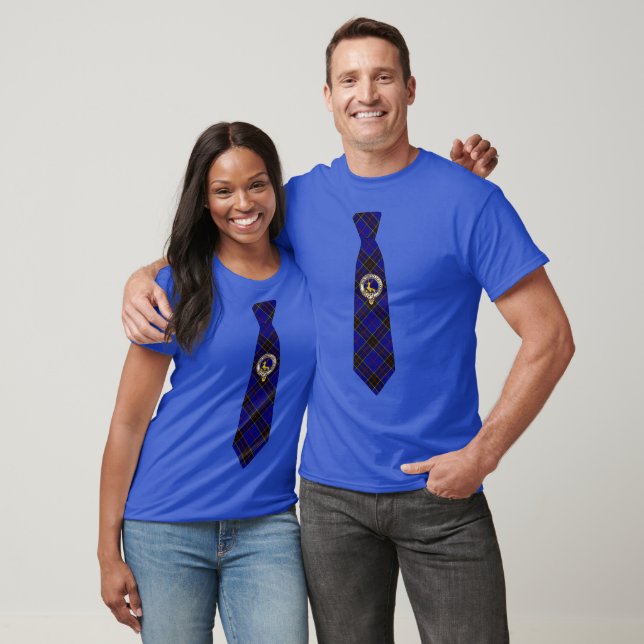 Camiseta con corbata tartán Strachan y insignia (Unisexo)