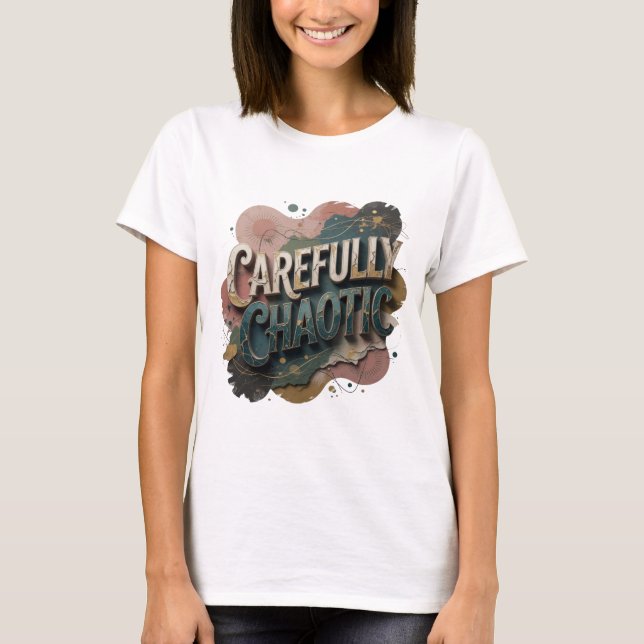 Camiseta con Declaración CAOTICA CUIDADOSA Dorada  (Anverso)