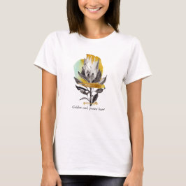 Camiseta con flor de protea, oro y texto