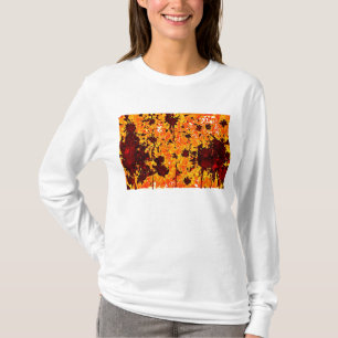 Camiseta con flores pintadas