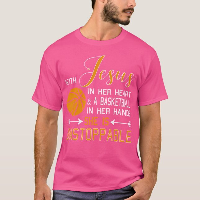 Camiseta Con Jesús En Su Corazón, Un Baloncesto En Sus Mano (Anverso)