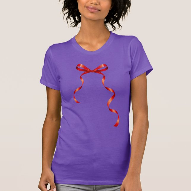 Camiseta con lazo de cinta roja con un look chic y (Anverso)