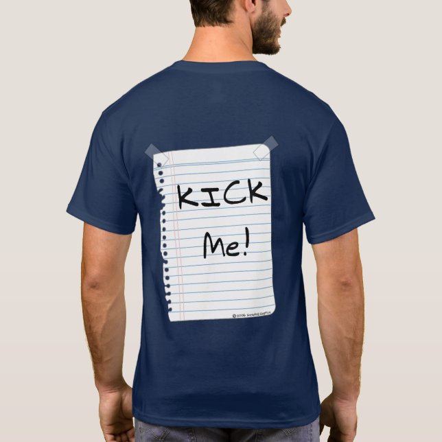 Camiseta con Letrero de Patea Me (Reverso)