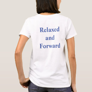 Camiseta con "Relajado y Adelante" en la parte pos