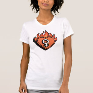 Camiseta con símbolo feminista de corazón en llama