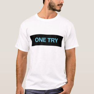 CAMISETA CON TEXTO IMPRESO ONE TRY.