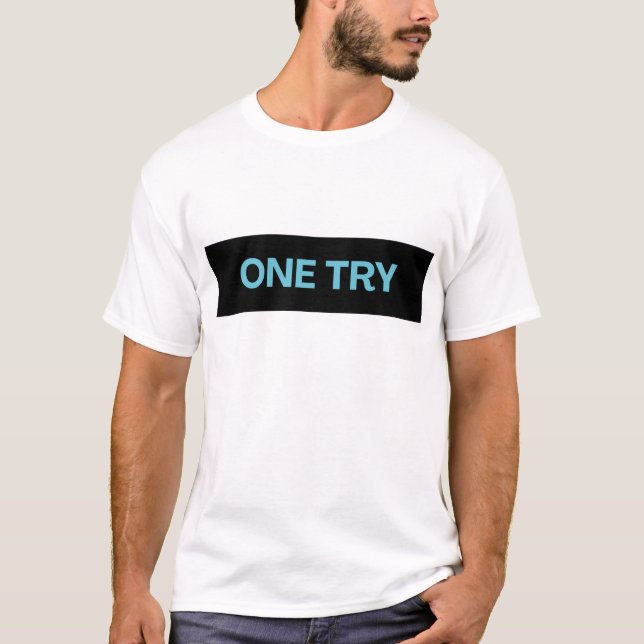 CAMISETA CON TEXTO IMPRESO ONE TRY. (Anverso)