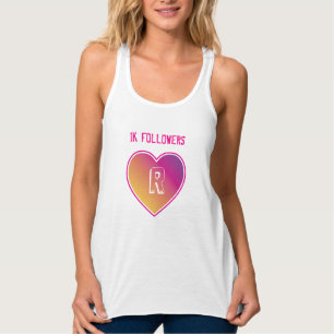 Camiseta Con Tirantes 1K seguidores corazón y monograma en modelo de la