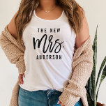 Camiseta Con Tirantes La nueva señora novia personalizada<br><div class="desc">Después del boda, ¡exhiba su nuevo apellido en nuestro super lindo tanque de tipografía! El diseño de novias personalizado presenta "la nueva Sra. [apellido]" en la tipografía negra moderna. Utilice el campo proporcionado para personalizar con su nuevo apellido. El diseño se puede personalizar para que diga "la futura Sra. [apellido]"...</div>