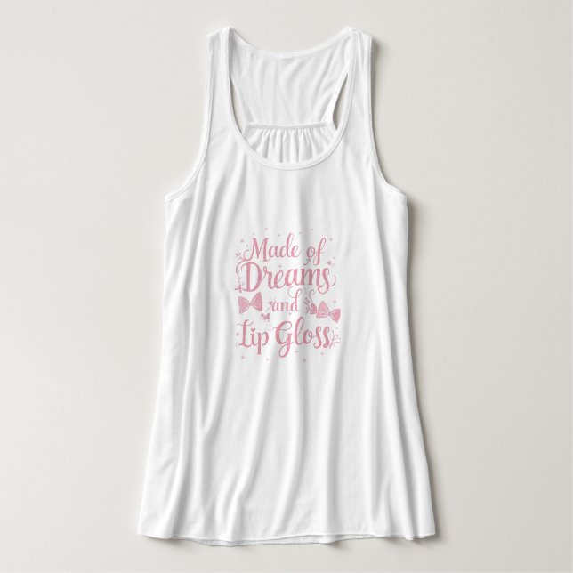 Camiseta Con Tirantes "Made of Dreams and Lip Gloss" Cute Pink Coquette (Diseño del anverso)