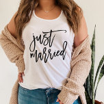 Camiseta Con Tirantes Tipografía personalizada casada<br><div class="desc">Comience su luna de miel con nuestro super lindo tanque de novias con "Just Married" en la parte delantera con letras de marcadores de tipografía de pincel de estilo manuscrito negro. Personalice la parte trasera con su elección de texto — nos encanta "La nueva señora" y su nuevo apellido.</div>