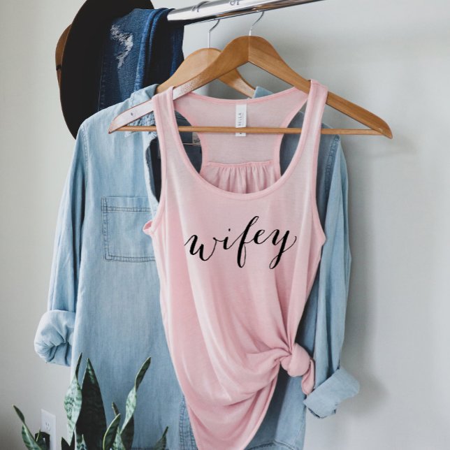 Camiseta Con Tirantes Wifey Moderno Script Rosa Mujer (Subido por el creador)
