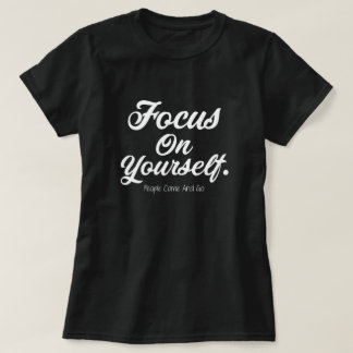 Camiseta Concéntrate En Ti Mismo La Gente Va Y Viene Motiva