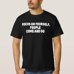 Camiseta Concéntrate en ti mismo la gente viene y va