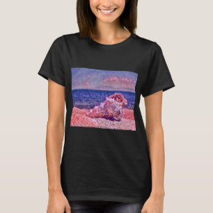 Camiseta Concha de mar rosa cerca de la pintura de color pú