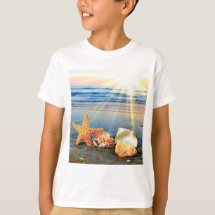 Camiseta conchas de mar y estrellas de mar en la playa