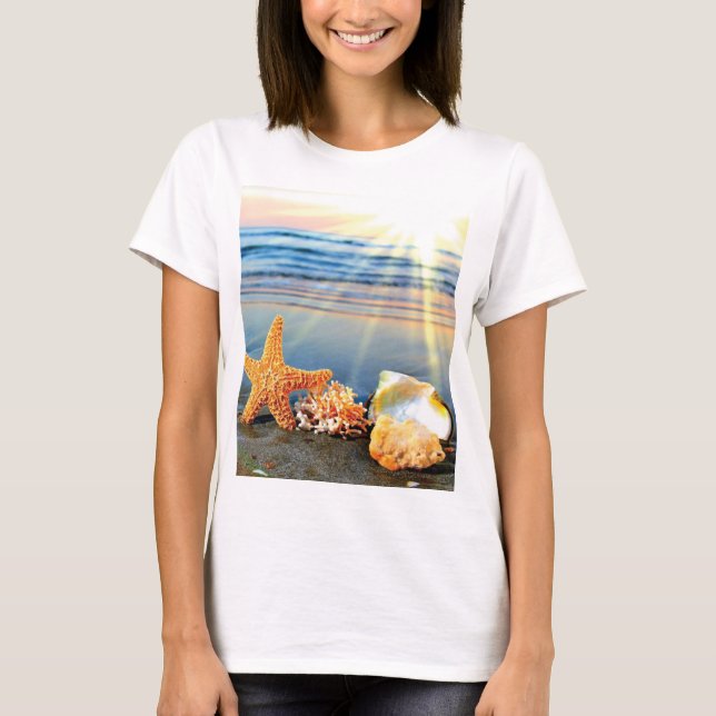 Camiseta conchas de mar y estrellas de mar en la playa (Anverso)
