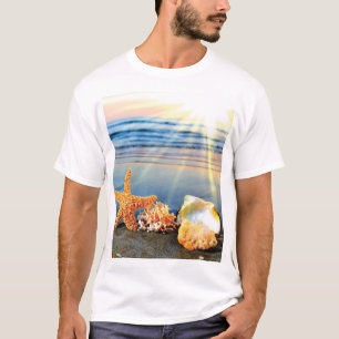 Camiseta conchas de mar y estrellas de mar en la playa