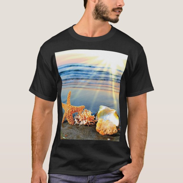 Camiseta conchas de mar y estrellas de mar en la playa (Anverso)