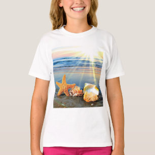 Camiseta conchas de mar y estrellas de mar en la playa