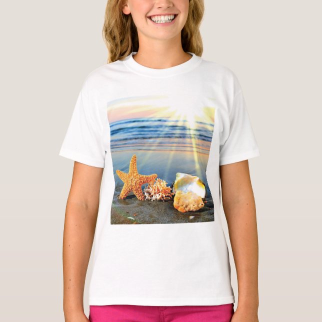 Camiseta conchas de mar y estrellas de mar en la playa (Anverso)