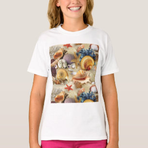 Camiseta conchas marinas en la playa