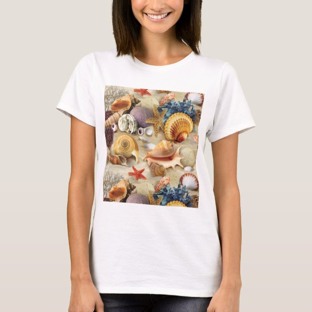 Camiseta conchas marinas en la playa (Anverso)