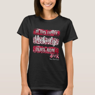Camiseta conciencia del cáncer de leopardo en esta familia